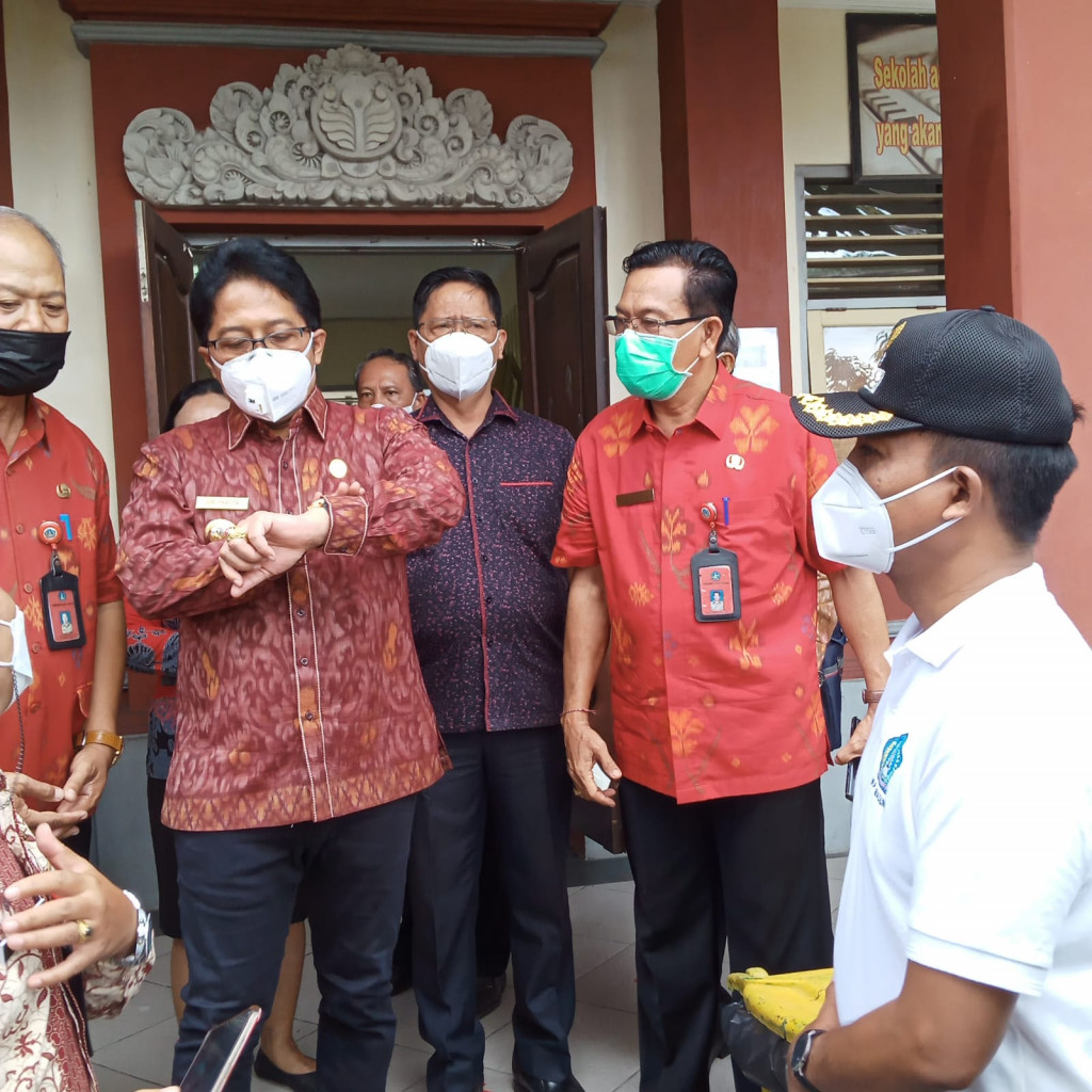Bapak plt kadis Disdikpora mendampingi Bapak Bupati Badung memantau PTM di SD N 1 Benoa dan SMP N 1 Kuta